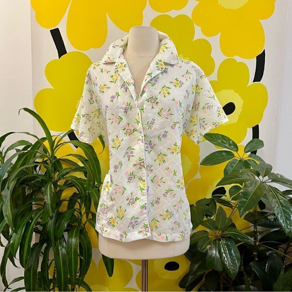 Vintage 1970s Rainbow Flower Power Collared Short Sleeve Button Down Blouse - Picture 2 of 7